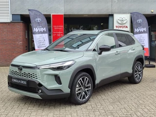 Hoofdafbeelding Toyota Corolla Cross Toyota Corolla Cross Hybrid 140 DYNAMIC NIEUW MODEL! DIRECT LEVERBAAR STOEL/STUURVERW 18'' LM-VELGEN PARK-SENSOREN CLIMA AD-CRUISE CAMERA APPLE/ANDROID KEYLESS
