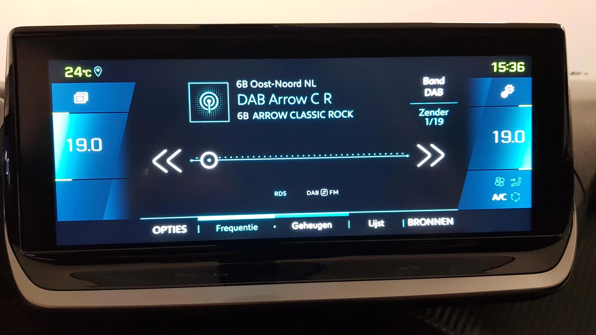 Hoofdafbeelding Peugeot e-2008