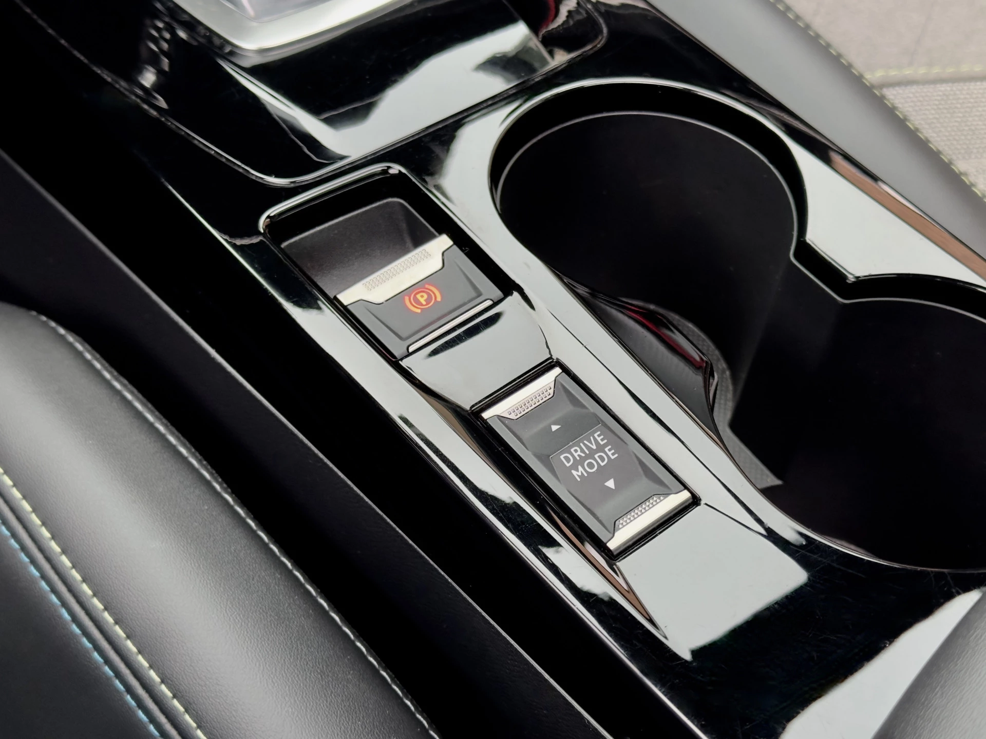 Hoofdafbeelding Peugeot e-2008