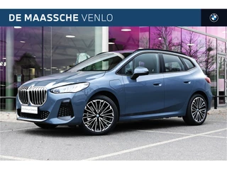 Hoofdafbeelding BMW 2 Serie BMW 2 Serie Active Tourer 230e xDrive M Sport Automaat / Trekhaak / Panoramadak / Sportstoelen / Achteruitrijcamera / Harman-Kardon / Stoelverwarming