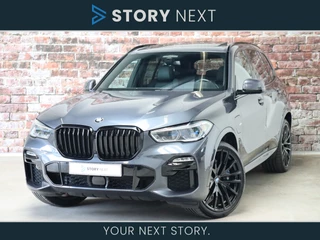 BMW X5 xDrive45e High Executive M Sport Pakket Automaat / Panoramadak / Harman Kardon / Verwarmbare Bekerhouders / Head-Up Display / Soft Close / Stoelverwarming Voor en Achter / LaserLight / Driving Assistant Professional / Gesture Control / Achteruitrijcamera / Comfot Access / 22 Inch