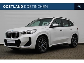 Hoofdafbeelding BMW X1 BMW X1 xDrive25e High Executive M Sport Automaat / Trekhaak / Sportstoelen / Stoelverwarming / Adaptieve LED / Parking Assistant / Adaptief M Onderstel / Driving Assistant Plus