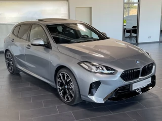 BMW 1 Serie 120 M-SPORT ** LED, NAVI+, PANORAMA, 19-inch LMV, ACC, M-ONDERST, EL. A-KLEP ** 1e EIG - Ex BMW-AG ** ** INFORMEER OOK NAAR ONZE AANTREKKELIJKE FINANCIAL-LEASE TARIEVEN **