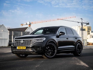 Volkswagen Touareg 3.0 TDI 286PK R-Line Grijs Kenteken Pano 22'' ABT ACC Matrix Virtual Dynaudio CarPlay Standkachel Memory 360 camera Trekhaak Luchtvering
