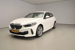 BMW 1 Serie 5-deurs 118i Business Edition Plus | M Sportpakket | M Sport Steering | PDC v+a | 17" Styling 550M