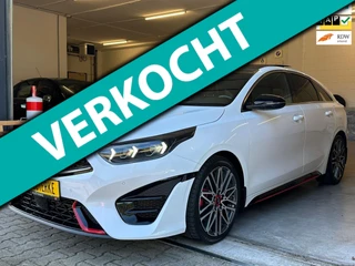 Hoofdafbeelding Kia ProCeed Kia PROCEED 1.6 T-GDI GT | PANO / ACC / JBL / CARPLAY / KEYLESS / CAMERA / MEMORY / ALCANTARA / STUURVERW. / DEALERGARANTIE !