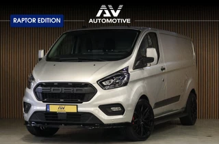 Ford Transit Custom 320 2.0 TDCI L2H1 Raptor Edition | Bi-Xenon | CarPlay | Navigatie | Camera | Stoelverwarming | Dodehoek detector | Lane Assist | DAB | Werkplaatsinrichting | 3-Zitter | Dealer onderhouden | Nieuwe APK