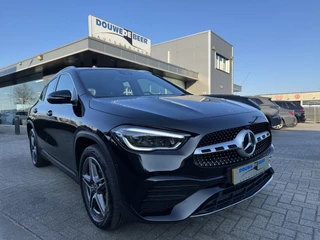 Hoofdafbeelding Mercedes-Benz GLA Mercedes-Benz GLA 250 e AMG Pano-Dak | Trekhaak | Stoelverw. | LED | DAB