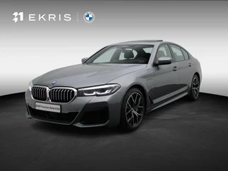 BMW 5 Serie Sedan 545e xDrive M Sportpakket | Trekhaak | Schuifdak | Sportstoelen  | Active Cruise Control | Head-Up Display | DAB | HiFi | 19''