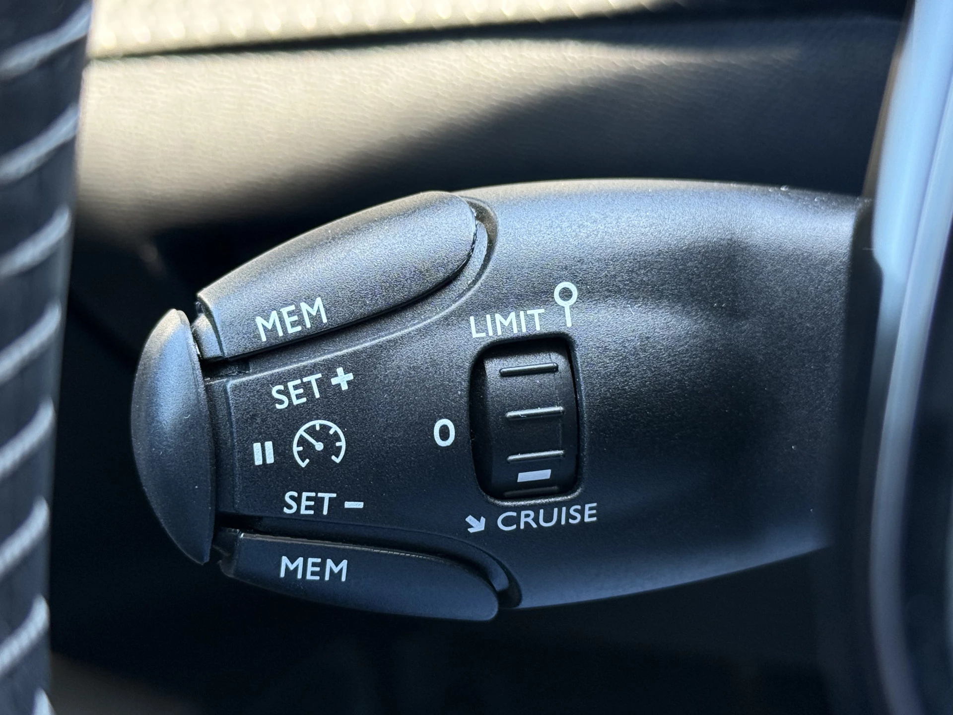 Hoofdafbeelding Peugeot e-2008
