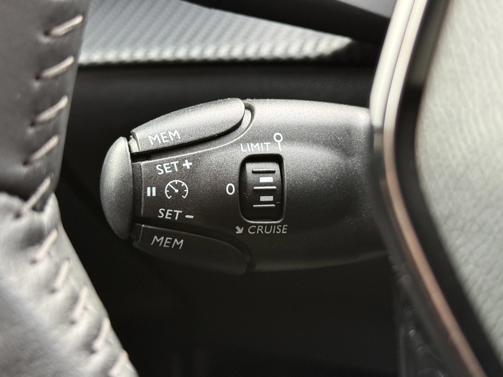 Hoofdafbeelding Peugeot e-2008