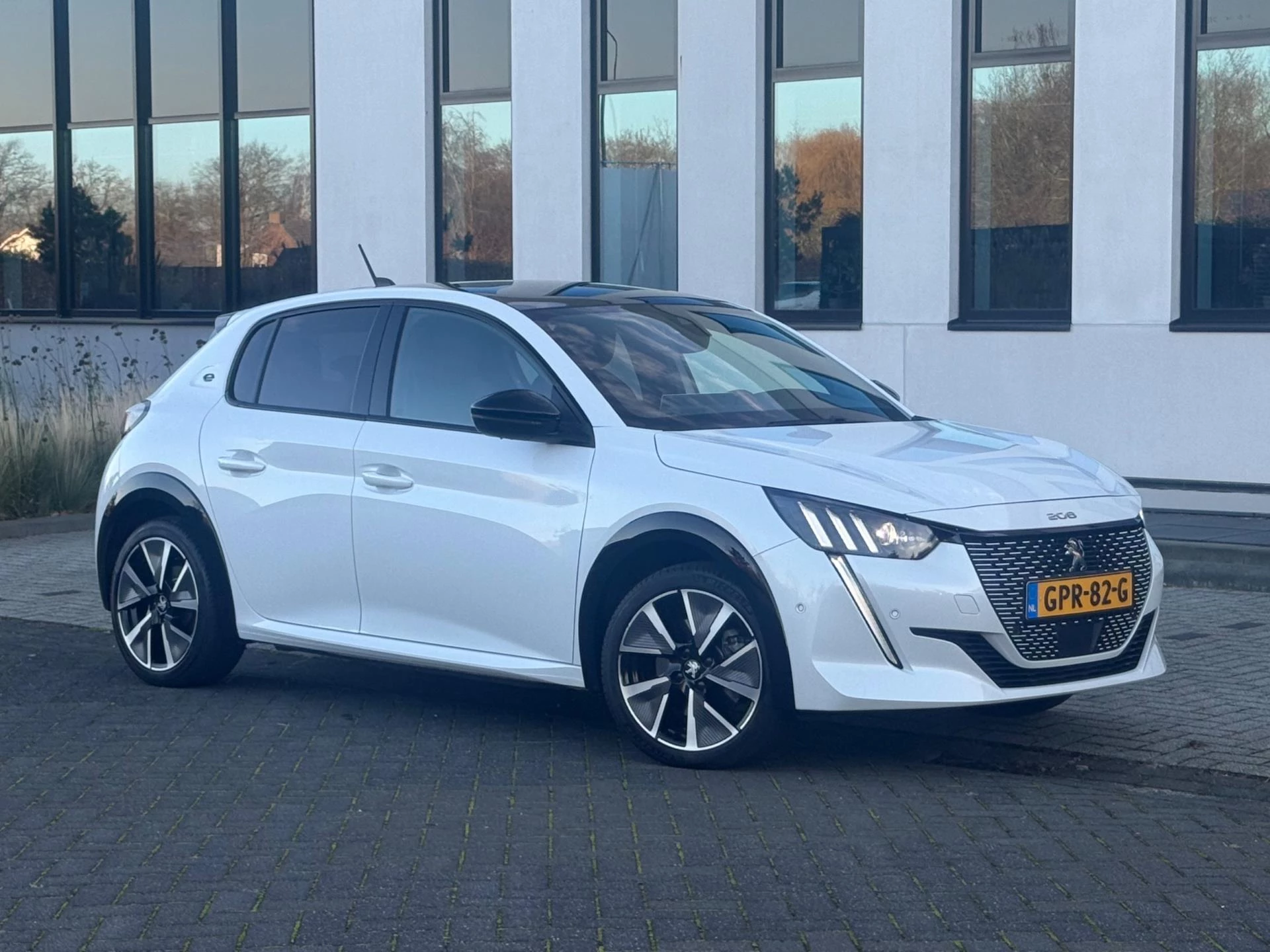 Hoofdafbeelding Peugeot e-208