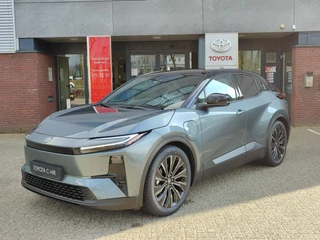 Hoofdafbeelding Toyota C-HR+ Toyota C-HR+ EXECUTIVE AWD 77KWH NIEUW DIRECT LEVERBAAR! PANODAK JBL-AUDIO 20'' LM-VELGEN STOEL/STUURVERW 360° CAMERA LEER EL-STOEL BLIND SPOT NAVI