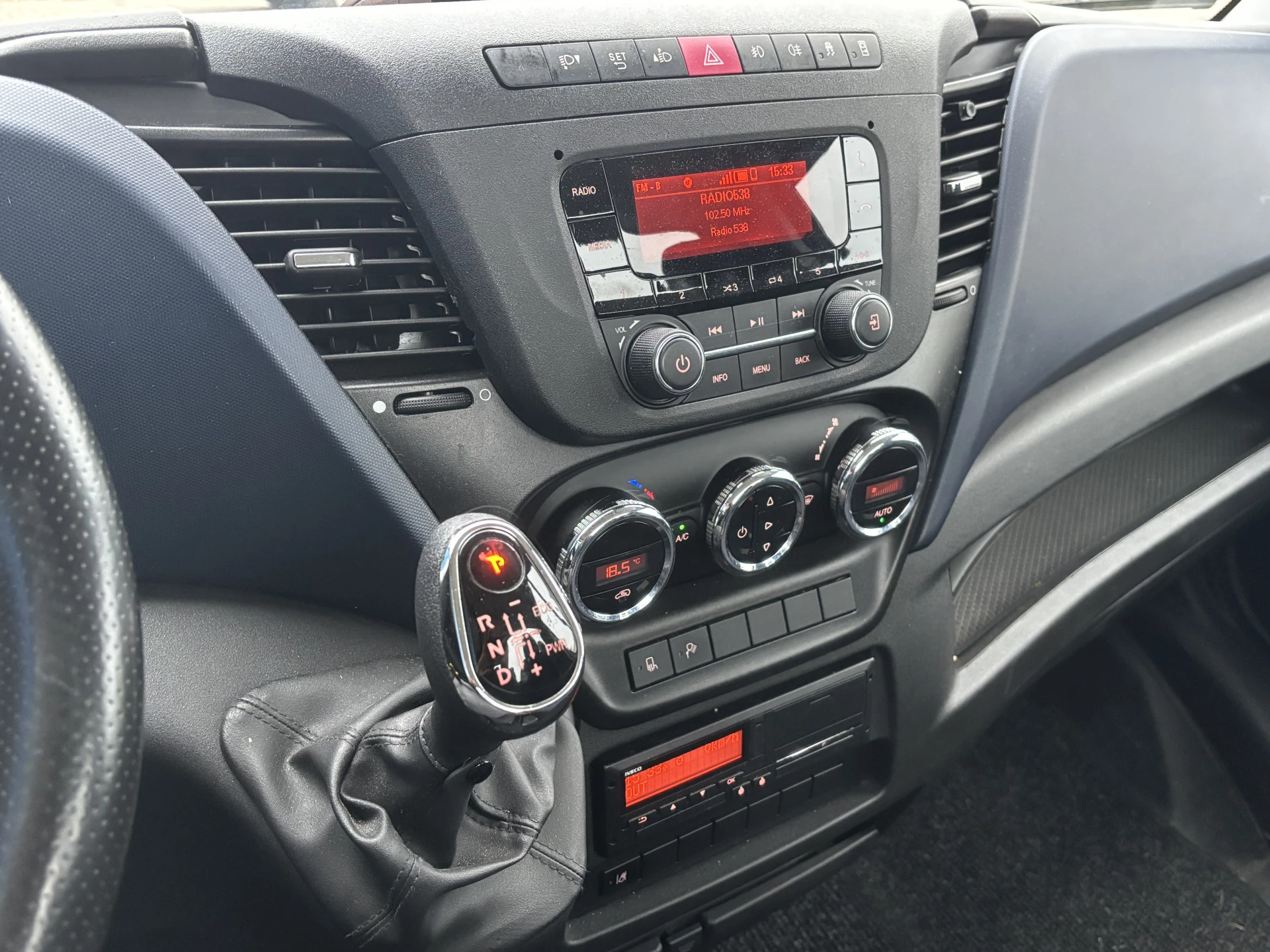 Hoofdafbeelding Iveco 40C18 3.0 180 PK Automaat Be Trekker + Veldhuizen P45-1 2019 Semi Dieplader