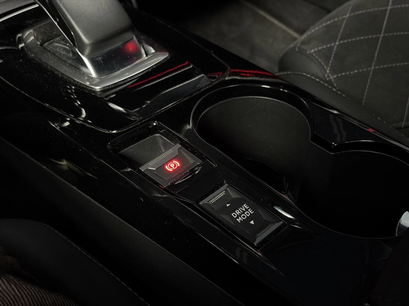 Hoofdafbeelding Peugeot e-2008