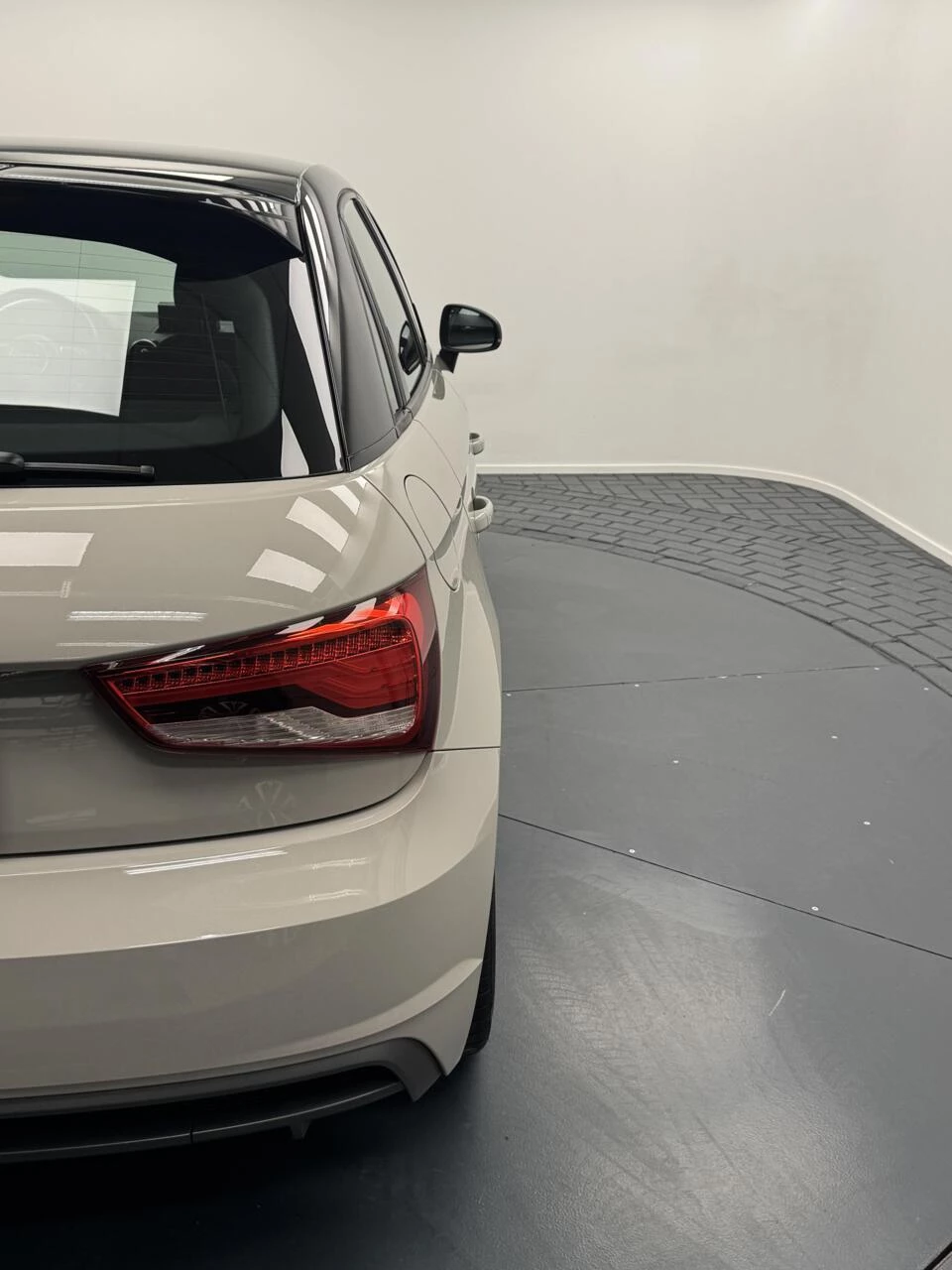 Hoofdafbeelding Audi 1.0 TFSi S-Line Airco-Navigatie-Cr.contr-Lm17''velgen