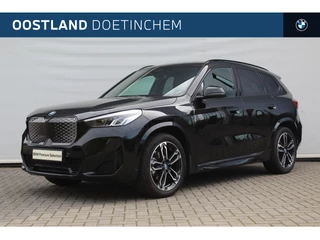 Hoofdafbeelding BMW iX1 BMW iX1 eDrive20 M Sport / Sportstoelen / M Adaptief onderstel / Achteruitrijcamera / Stoelverwarming