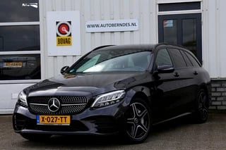 Mercedes-Benz C-Klasse Estate 300e 320PK PHEV Plug in AMG 9G-Tronic*1ste Eig!*Perfect Onderh.*BTW*Night Pakket/Sfeerverl./Virtual Cockpit/LED Koplampen/Diamond Grille/Apple Carplay-Android/Half Leder/Stoelverw./Elek. Klep/Elek. Stoelen/Camera/Parkeersens.V+A*