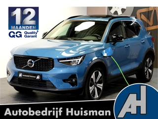 Volvo XC40 1.5 T4 Plug-in Hybrid 155kW/211pk DCT7 Plus Dark FACELIFT! PANORAMADAK + HARMAN/KARDON + CAMERA + CLIMA + CRUISE + NAVI SENSUS + LANE ASSIST + SPORTSTOELEN + KEYLESS ENTRY&GO + EL.ACHTERKLEP + PD-GLASS + PARKSENSOREN V&A + 19" LM-VELGEN!!