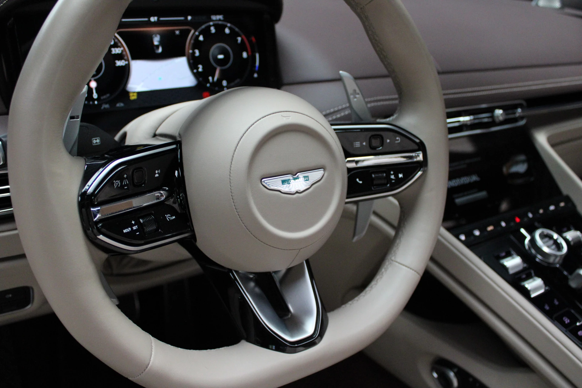 Hoofdafbeelding Aston Martin V8 Volante