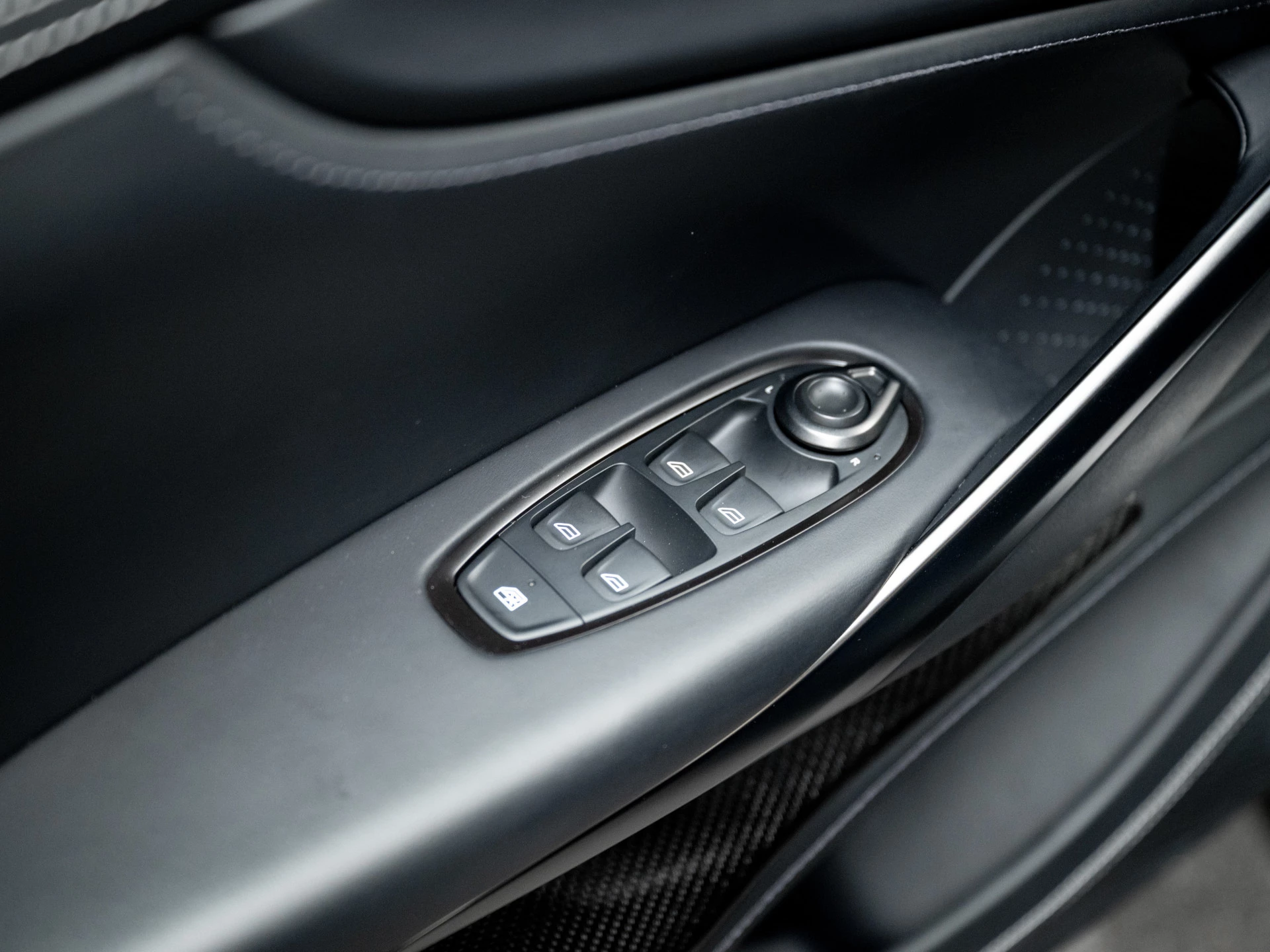 Hoofdafbeelding Aston Martin DBX