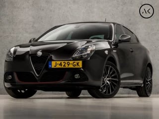 Alfa Romeo Giulietta 1.4 Turbo (NAVIGATIE, CLIMATE, GETINT GLAS, ALCANTARA SPORTSTOELEN, XENON, CRUISE, LM VELGEN, ZWART HEMEL, NIEUWSTAAT)