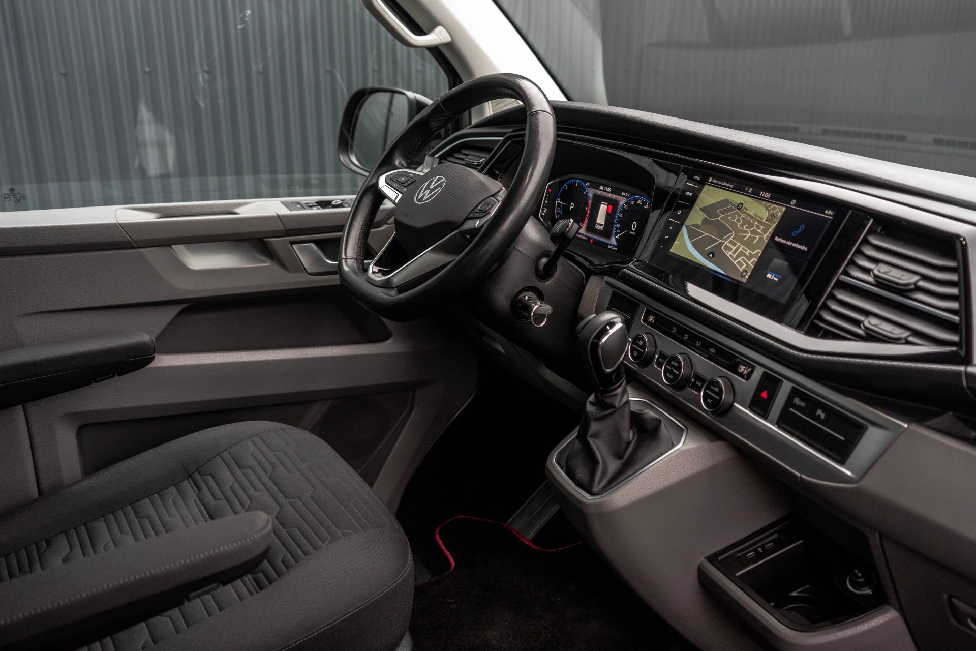 Hoofdafbeelding Volkswagen Carravelle | Automaat | Led | Camera | Carplay | Navi | Zijschuifdeur R+L | Adapt.Cruise | Trekhaak