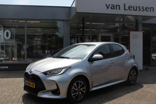 Hoofdafbeelding Toyota Yaris Toyota Yaris 1.5 HYBRID DYNAMIC KEYLESS NAVI 16"LM-VELGEN LED DAB AD-CRUISE APPLE/ANDROID