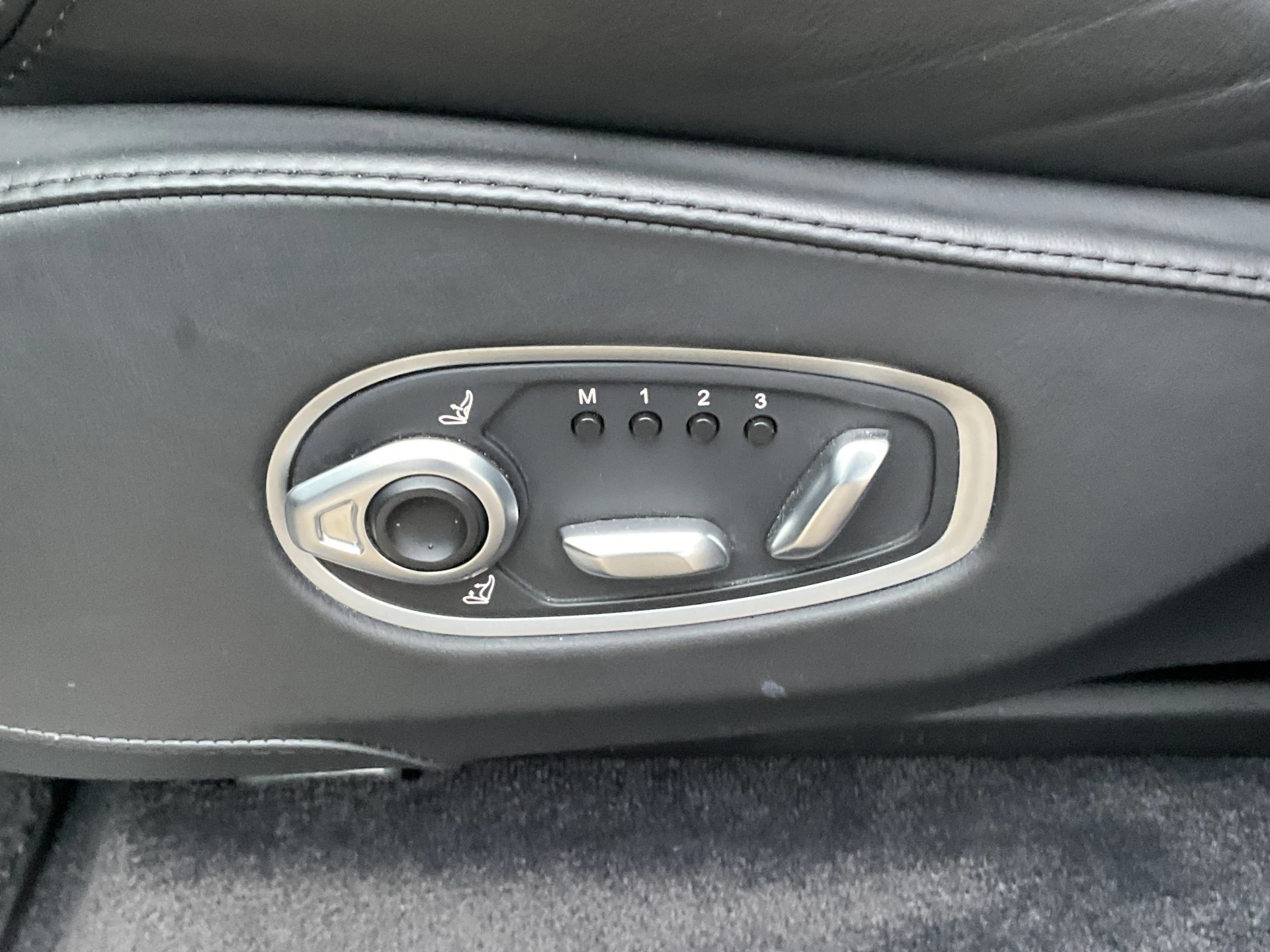 Hoofdafbeelding Aston Martin DBX