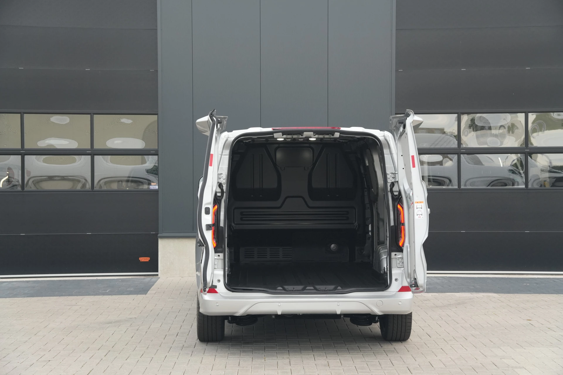 Hoofdafbeelding Ford E-Transit Custom