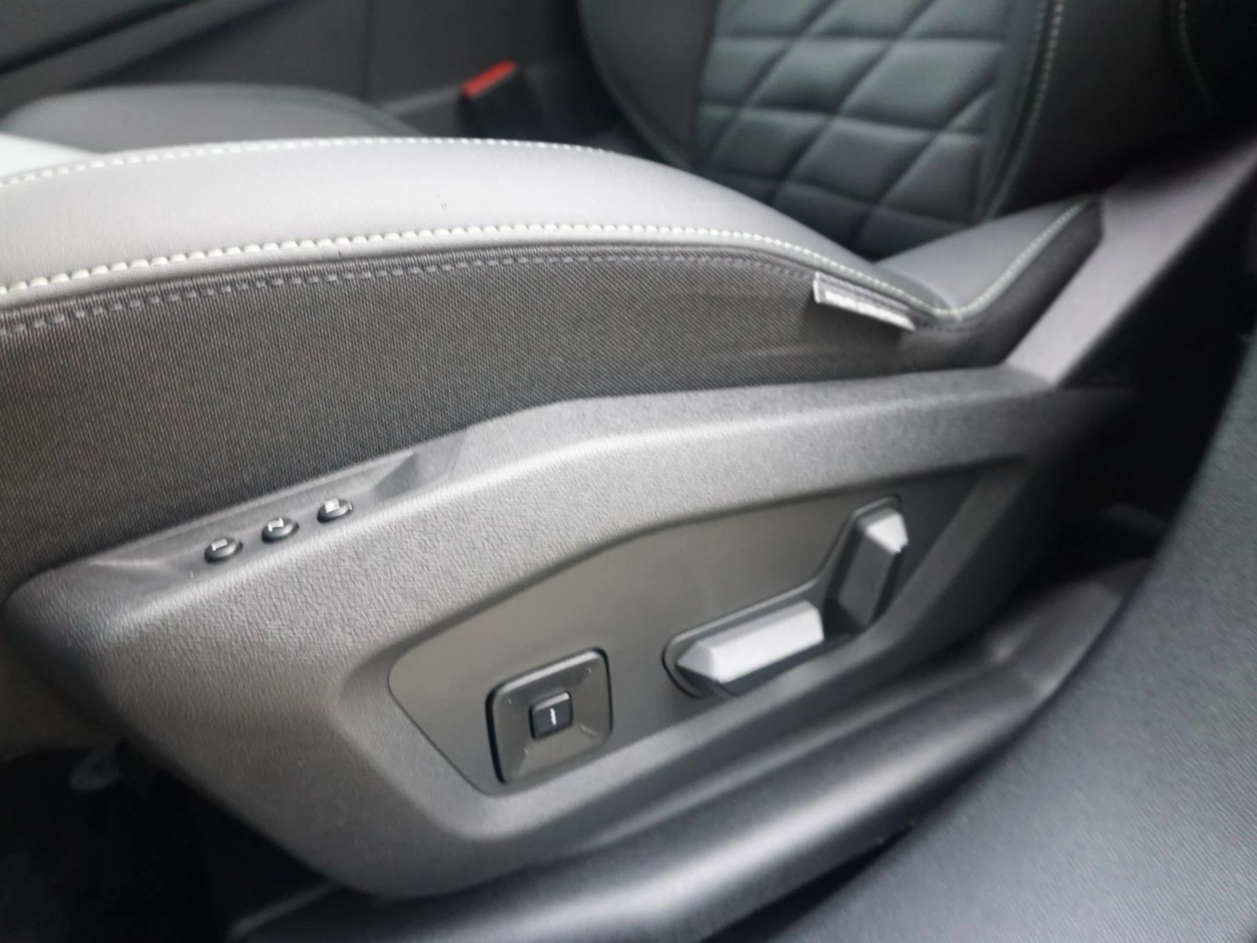 Hoofdafbeelding Peugeot e-3008