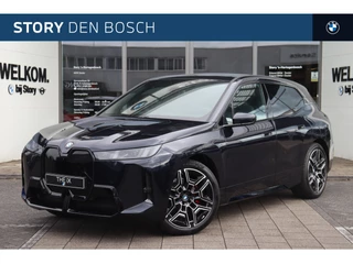 BMW iX xDrive60 M Sport / Panoramadak Sky Lounge / Trekhaak / M Multifunctionele Stoelen / Parking Assistant Professional / Soft-Close / Active Steering