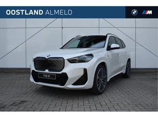 BMW iX1 eDrive20 M Sport / Panoramadak / Sportstoelen / Adaptieve LED / M Adaptief onderstel / Parking Assistant Plus / Comfort Access / Head-Up