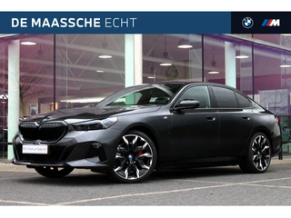 Hoofdafbeelding BMW 5 Serie BMW 5 Serie 530e M Sport Automaat / Panoramadak / Trekhaak / Parking Assistant Professional / Bowers & Wilkins / Comfort Access / Adaptieve LED / Stoelventilatie