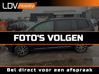 Volkswagen Touran COMFORTLINE / 7-Persoons / Panorama dak / Auto fileparkeren / Stoelverwarming