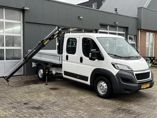 Hoofdafbeelding Peugeot Boxer Peugeot Boxer 435 2.2 HDI 150pk Dubbele cabine Pick-up Open laadbak Hiab 017 laadkraan Trekhaak 3000kg trekgewicht 7-persoons Euro 5 P-up Doka