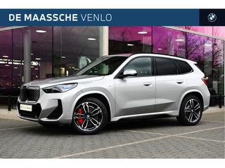 Hoofdafbeelding BMW iX1 BMW iX1 eDrive20 High Executive M Sport / Panoramadak / Trekhaak / Sportstoelen / Adaptieve LED / M Adaptief onderstel / Parking Assistant Plus / Head-Up