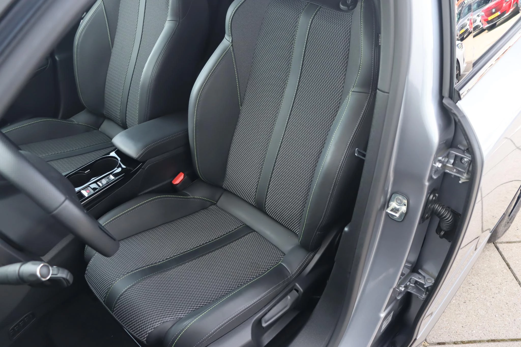 Hoofdafbeelding Peugeot e-2008