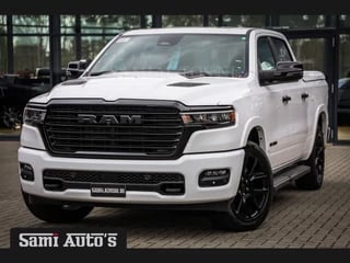 Dodge Ram Pick-Up 2025 LARAMIE NIGHT | 14,4 SCHERM + 10.2 INCH PASSENGER SCREEN | HURRICAN 420PK 636 Nm TWIN TURBO | PRIJS MET LPG EN COVER EN GARANTIE | DUBBELE CABINE | PICK UP | 5 PERSOONS | DC | GRIJSKENTEKEN | VOORAAD 2223 - 5047