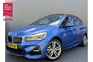 BMW 2 Serie Active Tourer BWJ 2018 220i HIGH EXECUTIVE192 PK M-SPORT AUTOMAAT TREKHAAK / NAVI / CLIMA / CRUISE / HEAD-UP DISPLAY / HARMAN/KARDON SPEAKERS / PANORAMADAK / STOELVERW. / CAMERA / ELEKTRISCHE ACHTERKLEP / LMV / PDC