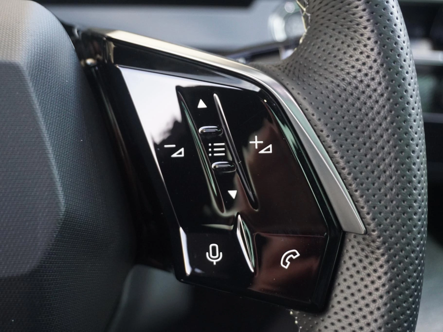 Hoofdafbeelding Peugeot e-5008