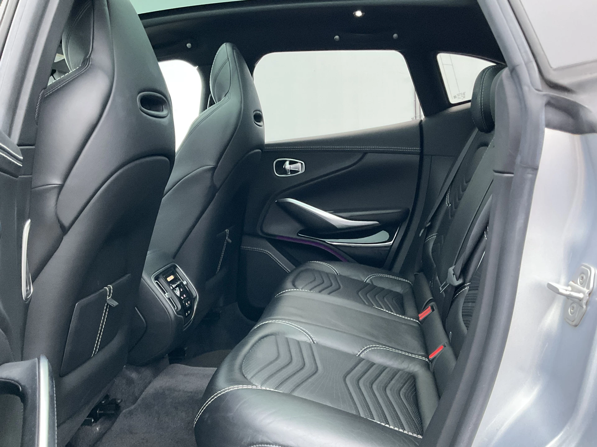 Hoofdafbeelding Aston Martin DBX