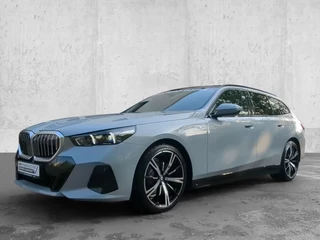 BMW 5 Serie Touring 520dA M-SPORT ** LED, NAVi+, HuD, PANORAMA, 20-inch LMV, DRIV. ASS+ ** 1e EIG - Ex BMW AG - UNFALLFREI ** ** INFORMEER OOK NAAR ONZE AANTREKKELIJKE FINANCIAL-LEASE TARIEVEN **