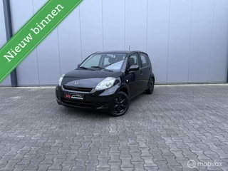 Hoofdafbeelding Daihatsu Sirion Daihatsu Sirion 2 1.0-12V Slim Airco nieuwe apk