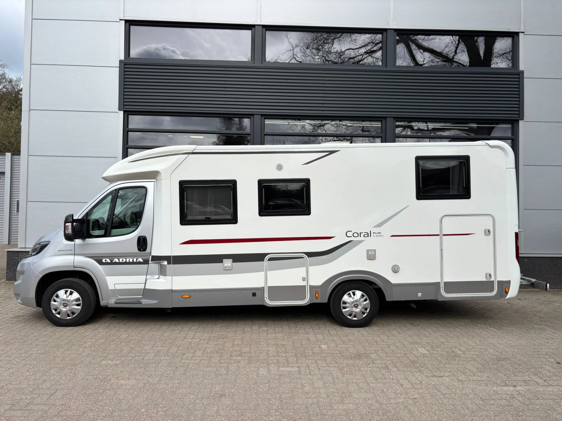Hoofdafbeelding Adria CORAL S 670SL