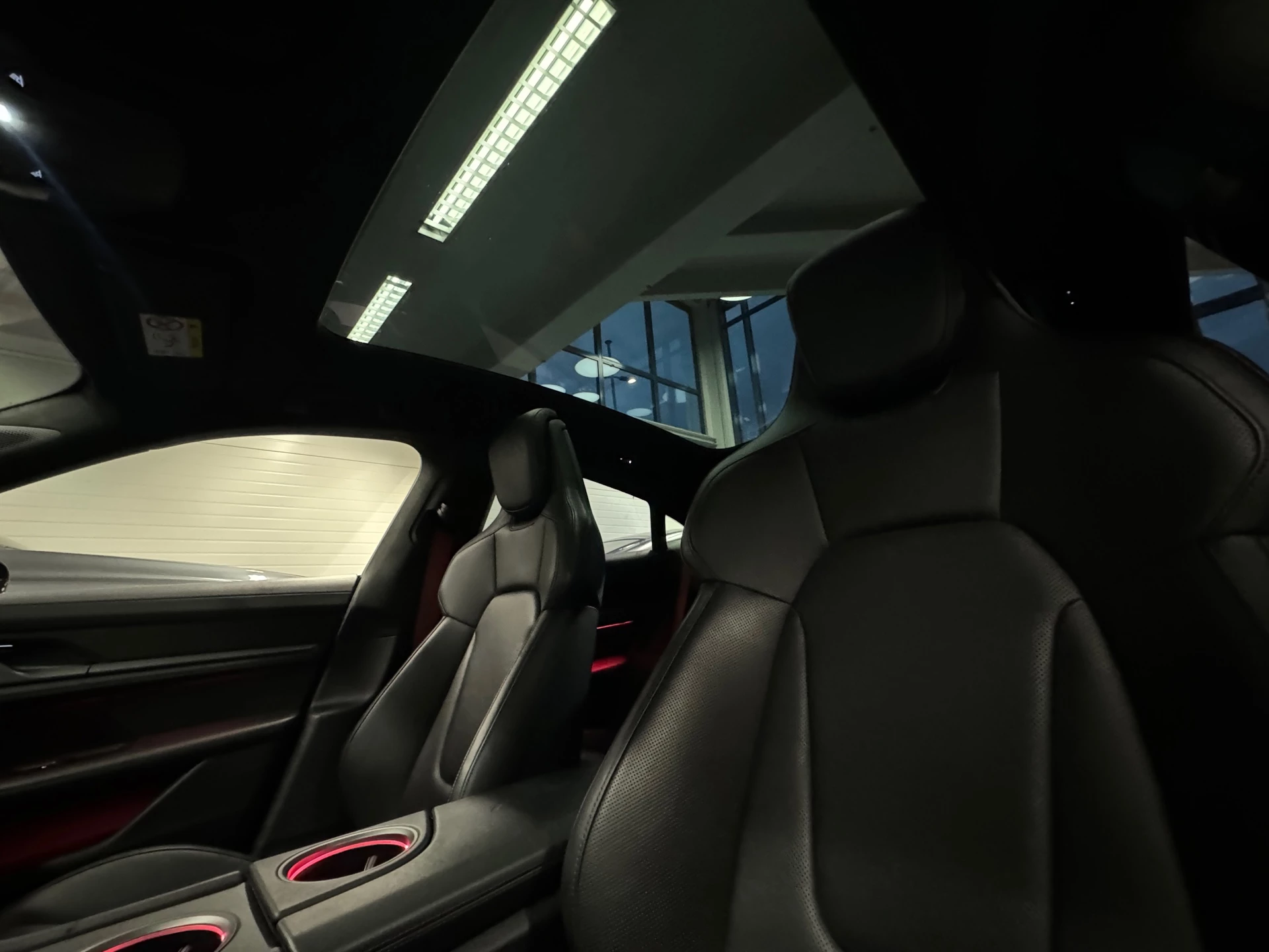 Hoofdafbeelding Porsche Taycan