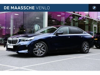 BMW 5 Serie 550e xDrive M Sport Automaat / Panoramadak / Stoelverwarming / Adaptieve LED / Driving Assistant / 19" LMV