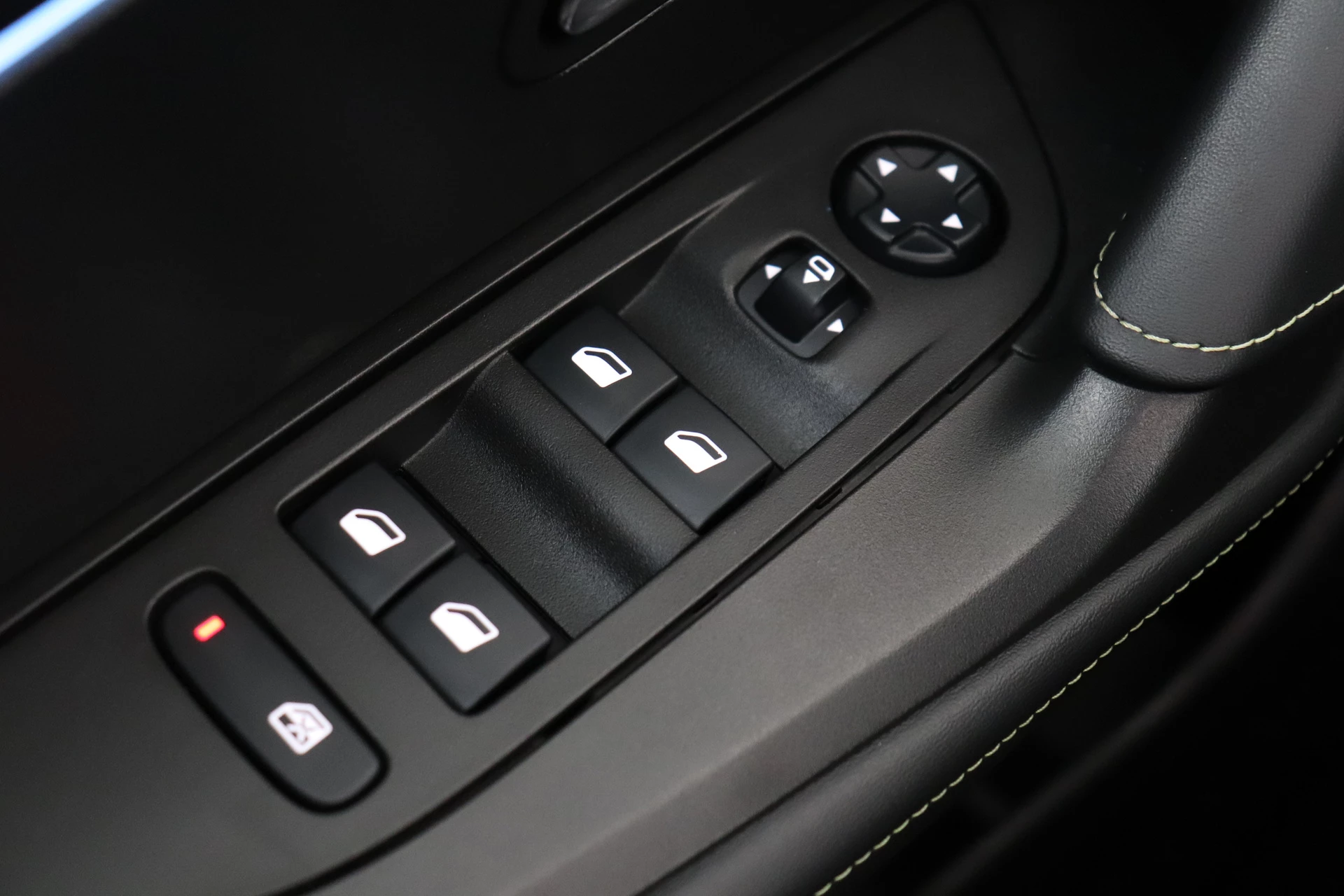 Hoofdafbeelding Peugeot e-2008