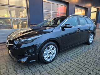 Hoofdafbeelding Kia Ceed Kia Ceed 1.5 T-GDI DYNAMICLINE, TREKHAAK, CAMERA, APPLECARPLAY/ANDROID AUTO, ALL IN PRIJS.