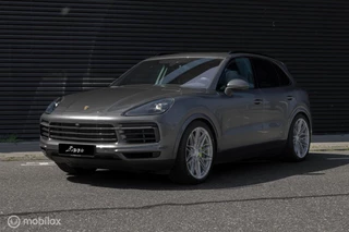Porsche Cayenne E-Hybrid | Quarzite Grey Metallic | Sport Chrono | Luchtvering | 22” BC Forged EH675 | BTW-auto
